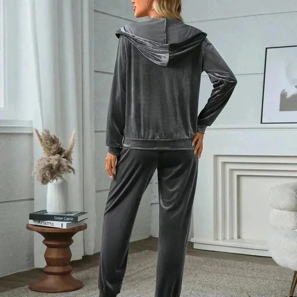 Grey Casual Women's Velvet Kangaroo Pocket Hoodie & Sweatpants Set - Picture 2 of 6